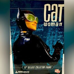 Catwoman 13" Deluxe Collector Figure